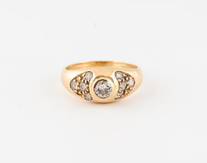 Bague jonc en or jaune (750) ornée d'un diamant...