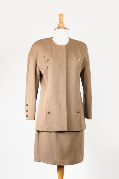 CHANEL
Tailleur comprenant une veste et une...