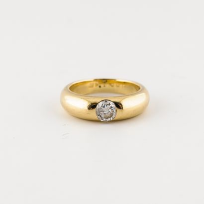 Bague jonc en or jaune (750) ornée d'un diamant...