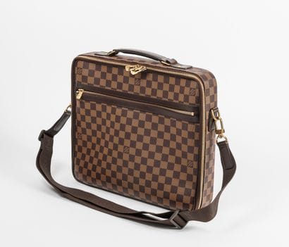 Louis Vuitton,
Malette en toile damier et...
