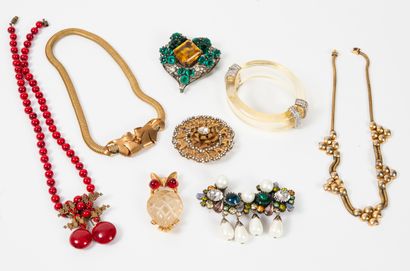 Lot de bijoux fantaisie :

- COTY

Broche...