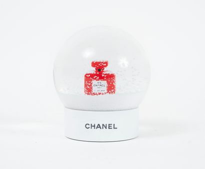 CHANEL
Presse-papier façon boule à neige...