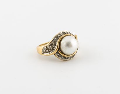 Bague tourbillon en or jaune (750) centrée...
