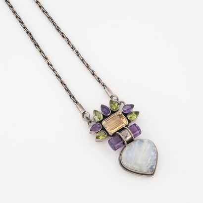 Collier en argent (min. 800) à maille tressée...