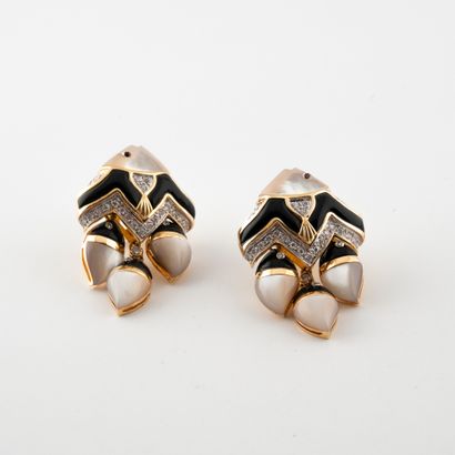 Paire de boucles d'oreilles en ors jaune...