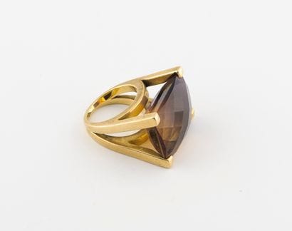 Importante bague en or jaune (750) ornée...
