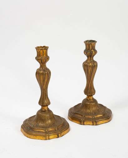 
Quatre paire de flambeaux en bronze ou laiton...