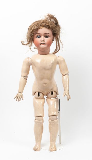 Poupée, tête en porcelaine, marquée en creux...
