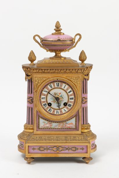 
Pendule borne en porcelaine et bronze doré,...