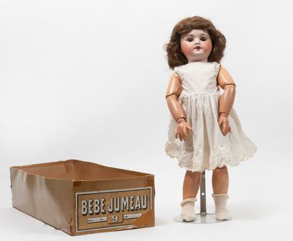 SFBJ et JUMEAU
Poupée, la tête en porcelaine...