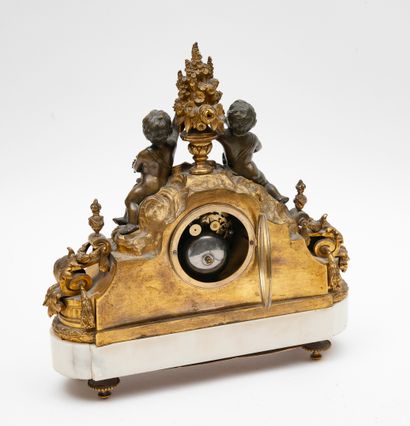 
Pendule borne en bronze et laiton dorés.




Cadran...