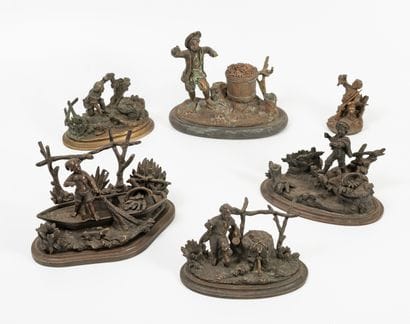 Lot de 5 encriers en bronze patiné avec divers...