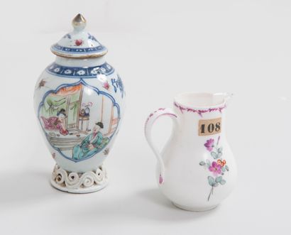 Lot comprenant :
- Petit pot à lait en porcelaine...