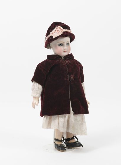 
Poupée, tête en porcelaine marquée en creux,...