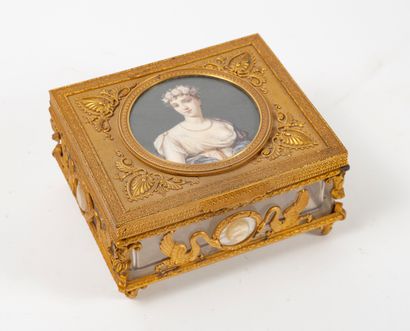 
Lot :




-Une paire de cassolettes en marbre...