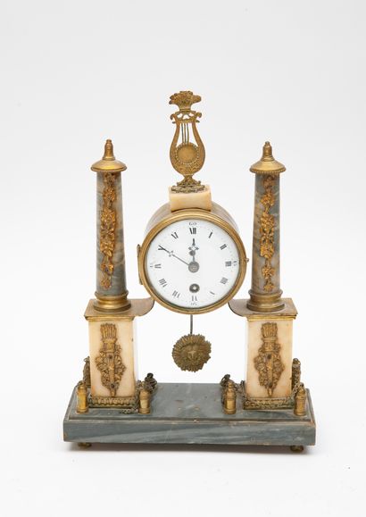 Petite pendule portique en marbre.

Cadran...