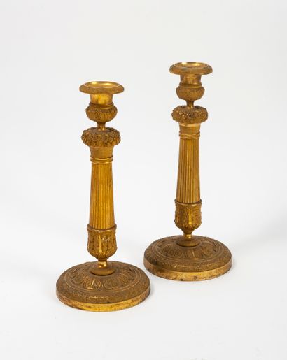 
Quatre paire de flambeaux en bronze ou laiton...