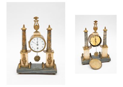 Petite pendule portique en marbre.

Cadran...