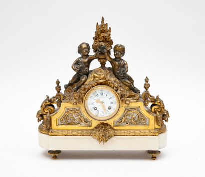 
Pendule borne en bronze et laiton dorés.




Cadran...