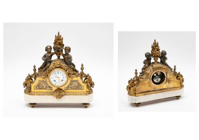 
Pendule borne en bronze et laiton dorés.




Cadran...