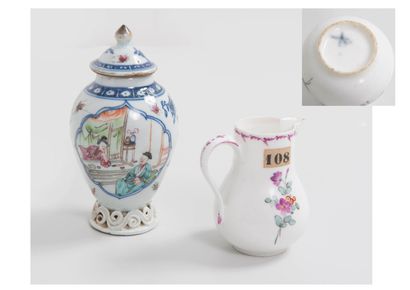 Lot comprenant :
- Petit pot à lait en porcelaine...