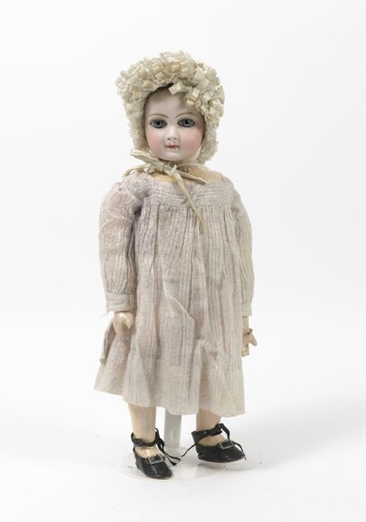 
Poupée, tête en porcelaine marquée en creux,...