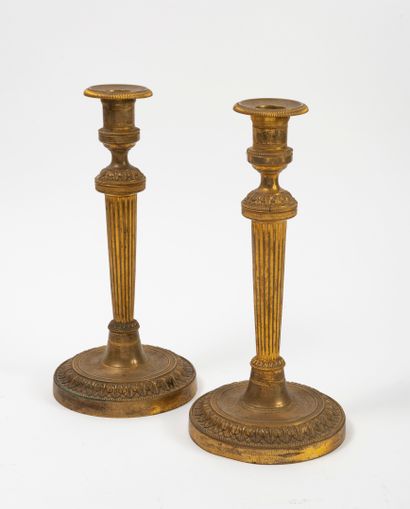 
Deux paires de flambeaux en bronze ou laiton...