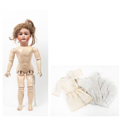 Poupée, tête en porcelaine, marquée en creux...