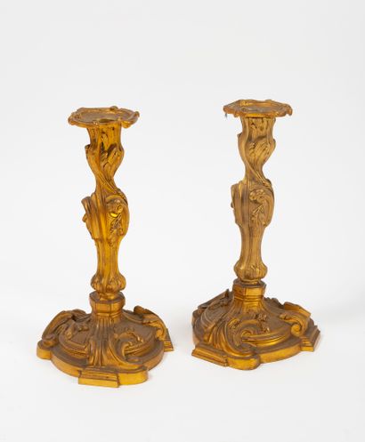 
Deux paires de flambeaux en bronze ou laiton...