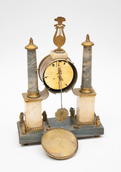 Petite pendule portique en marbre.

Cadran...