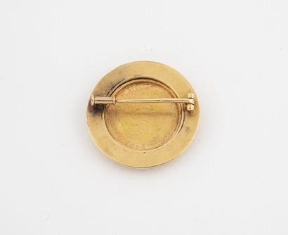 Round brooch in yellow gold (750) holding...