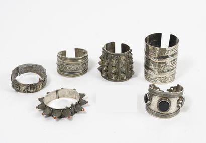 AFRIQUE DU NORD
Lot of 7 bracelets :

- a...