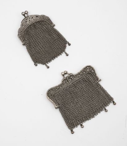 Lot comprenant :
- Small silver mesh bag...