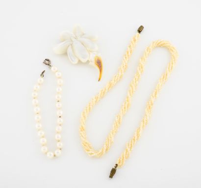 Lot comprenant :
- A bracelet in white fantasy...