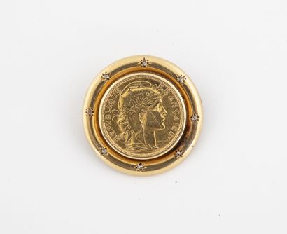 Round brooch in yellow gold (750) holding...