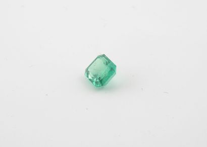 Emerald cut on paper. 

Weight : 1,53 carats.

Supposed...
