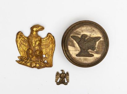 Deux aigles sur un foudre :
- une en métal...