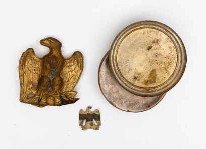 Deux aigles sur un foudre :
- une en métal...