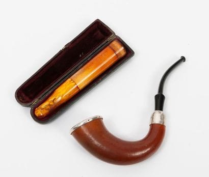 Wooden (?) lightweight pipe with plain silver...