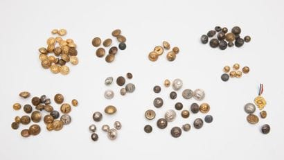 Ensemble de boutons d'uniformes militaires...