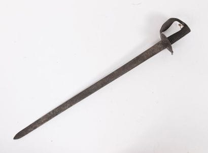Sabre de type abordage.
Garde à coquille...