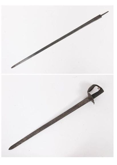 Sabre de type abordage.
Garde à coquille...