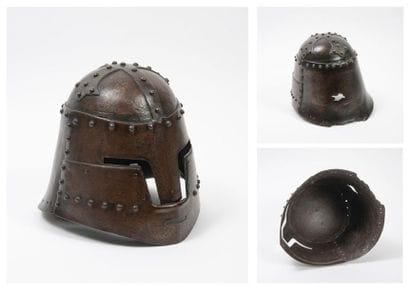 Heaume en fer battu et riveté, à motif cruciforme...