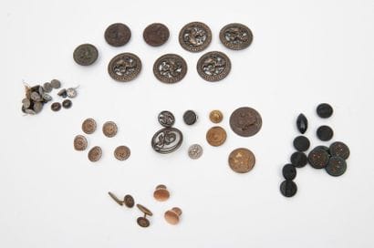 Lot of civil buttons in stamped metal, wood...