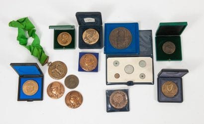 Set of medals in patinated or silvered bronze...
