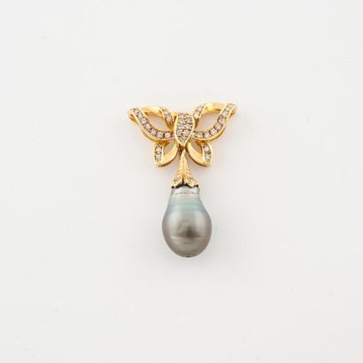 Pendentif en or jaune (750) formant un noeud...