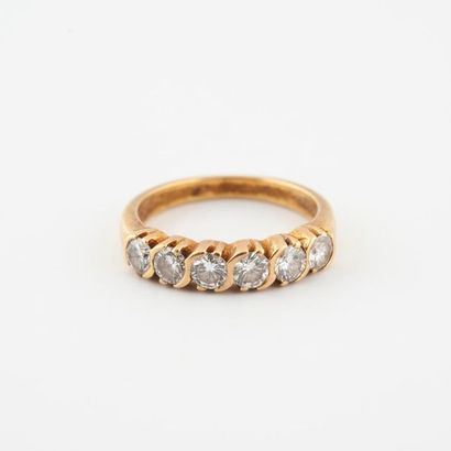 Wedding band in yellow gold (750) centered...