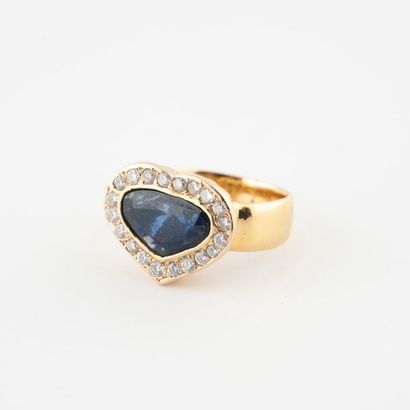 Heart shaped yellow gold ring (750) centered...