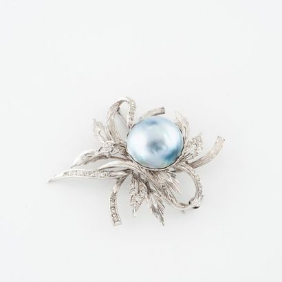Important brooch featuring a silver flower...