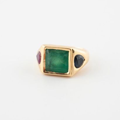 Yellow gold signet ring (750) centered on...